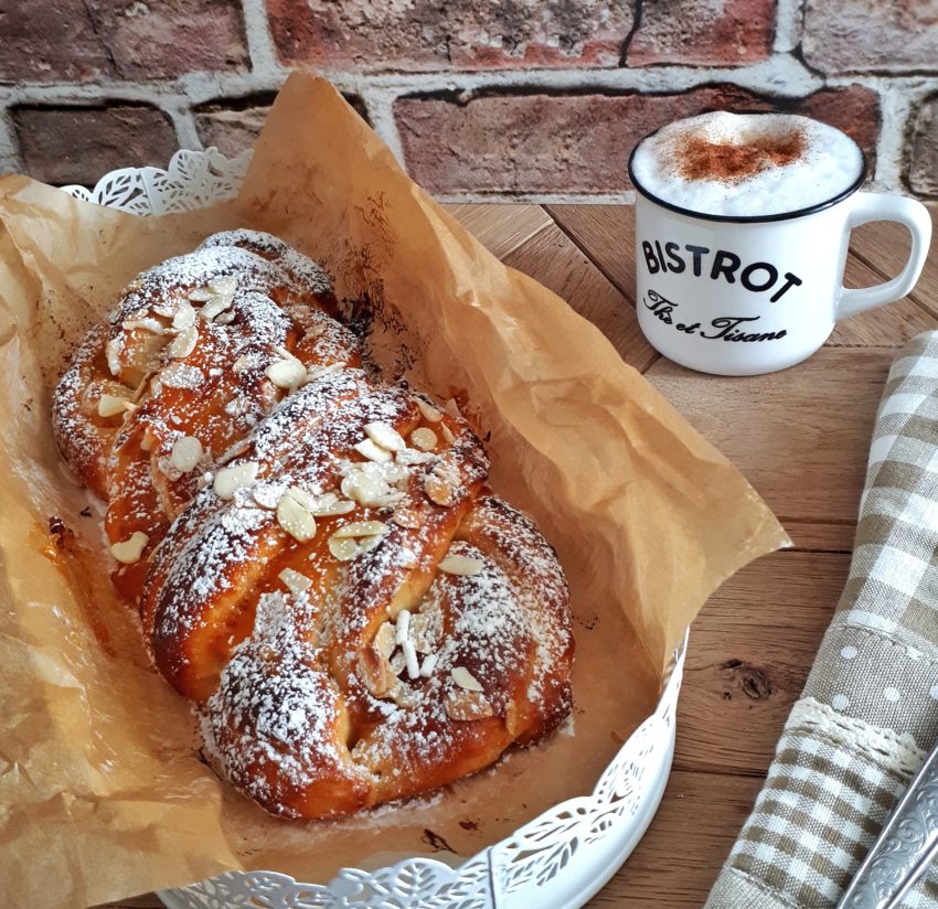 Brioche alla Panna, Confettura e Mandorle