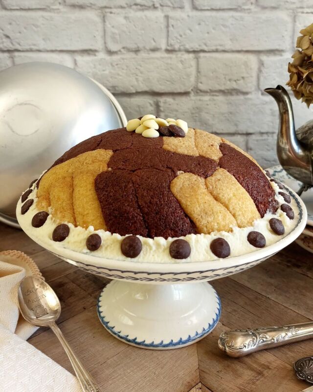 ZUCCOTTO CIOCCO-CAPPUCCINO ☕️🍫

Festeggio l'inizio di Settembre così: con un torta che ci ricorda che in fondo è ancora estate (infatti è senza cottura) e al tempo stesso ci regala la carica per affrontare la ripresa delle attività dopo le vacanze! 

All'interno nasconde una morbida crema al cappuccino con un generoso strato di cioccolato fondente e biscotti al cioccolato!

Ecco qui la RICETTA

Ingredienti

Biscotti pavesini classici e al cacao
Latte
70 gr di cioccolato fondente 
500 gr di mascarpone ben freddo 
200 gr di panna fresca da montare ben fredda 
120 gr di zucchero a velo
4 cucchiaini di caffè solubile

Per la crema al caffè  montare con le fruste per 1 minuto il mascarpone per ammorbidirlo, aggiungere lo zucchero a velo setacciato. 

A parte sciogliere in 40 ml di panna i 4 cucchiaini di caffè solubile. Aggiungere il tutto al mascarpone insieme ai restanti 160 ml di panna fresca e montare finchè non avrà una consistenza soda e vellutata. 

Foderare con una pellicola lo stampo a forma di zuccotto (il mio è un prodotto Made in Italy di @metallurgicaitaloottinetti e lo potete trovare scrivendo qui shop@ottinetti.it).

Rivestire con i pavesini ammollati nel latte. Versare la crema al caffè all'interno fino a metà dello stampo.

Fondere il cioccolato al microonde e lasciarlo raffreddare. Versare il cioccolato fuso freddo sulla crema al caffè e successivamente creare uno strato con i pavesini al cacao ammollati nel latte. Finire con la restante crema e ripetere con il cioccolato fuso.  Completare foderando la base con un'altro strato di biscotti ammollati. 

Coprire con pellicola e far riposare in frigo per almeno 6/8 ore. 

Sformare poco prima di servire e decorare con panna montata e bottoni di cioccolato fondente. 

Ah, ho preparato anche un reel con i passaggi, semplicissimi. Vi piace l'idea?

Grazie ❤
Cristina