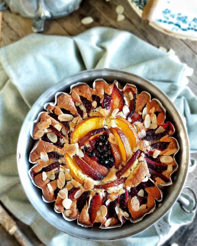 Immagina... una coccola morbida e profumata alle pesche, prugne rosse, frutti di bosco e mandorle!

Questa TORTA MORBIDA è ricchissima di frutta ed è da gustare anche a cucchiaiate, per la sua scioglievole consistenza. 

Ieri al mercato della @coldirettiveneto ho trovato pesche e prugne meravigliose, che mi hanno assicurato essere di stagione fino a fine settembre. Allora perchè non ne approfittiamo prima di attendere la prossima estate?

Ecco qui la ricetta: 

TORTA MORBIDA ALLE FRUTTA 

Ingredienti per una teglia da ca 22/24  cm 

80 gr di burro morbido
140 gr di farina 
40 gr di farina di mandorle
1 cucchiaino di lievito per dolci 
1 pizzico di sale
120 gr di zucchero di canna 
1 uovo intero
125 ml di latte
estratto di vaniglia, o buccia grattugiata di limone 
pesche, prugne e frutti di bosco
Mandorle a lamelle.

Con le fruste elettriche montare a lungo il burro con lo zucchero.

Unire l'uovo, il latte ed il sale (e l'estratto di vaniglia o la buccia di limone grattugiata) e amalgamare bene. 

Unire la farina con il lievito e mescolare fino ad ottenere un composto omogeneo (sarà chiaro e morbido). Aggiungere la farina di mandorle.

Trasferire in una tortiera da 22/24 cm rivestita di carta da forno e livellare l'impasto. 

Disporre sopra l'impasto la frutta a raggiera, creando la decorazione. 

Cospargere con due cucchiai di zucchero semolato e con mandorle  a lamelle. 

Cuocere in forno preriscaldato a 180° per circa 15 minuti, poi abbassare a 160° per altri 15 min.

Sfornare e lasciare raffreddare. Spolverare con zucchero a velo. 

Potete servirla direttamente nella teglia e gustarla senza... ritegno! 

Buona giornata!❤
Cristina