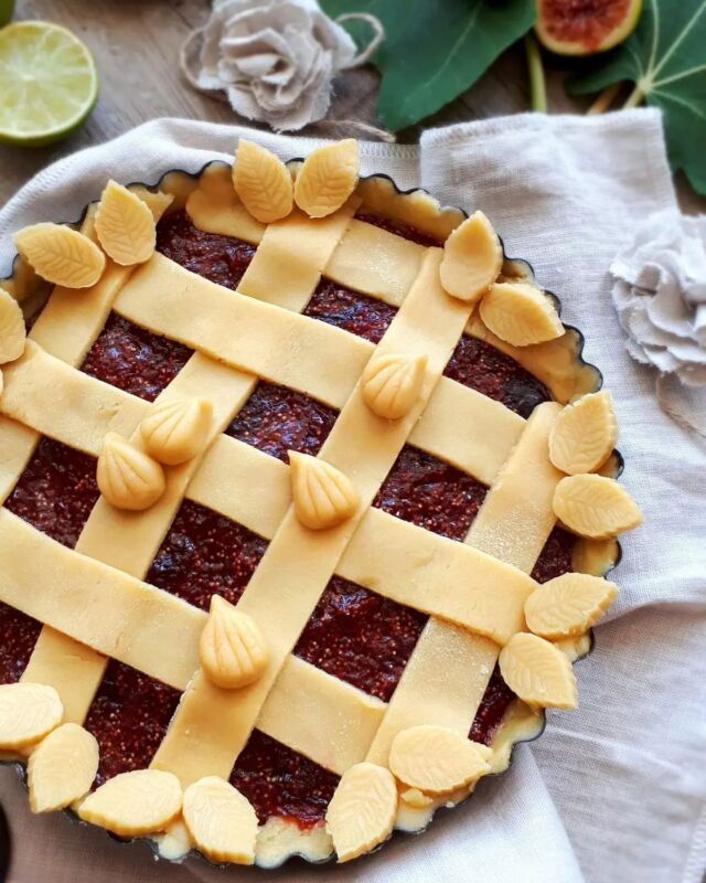 CROSTATA con COMPOSTA ESPRESSA di FICHI NERI aromatizzata al LIME, VANIGLIA e RUM 

Oggi @rita.giaquinta e @creativity_e_food ci ricordano che è il #crostataday con le loro #giornatespecialiincucina. 

Quanti di voi le amano come me? Vi dedico la mia preferita, di stagione con i fichi. 

PASTA FROLLA 
Farina 250 gr di ottima qualità 
Zucchero finissimo 100 gr
1 pizzico di sale
1 uovo bio
Burro 125 gr 
Scorza grattugiata di limone 

Lavorare velocemente il burro con lo zucchero, aggiungere il pizzico di sale, la buccia di limone grattugiata, la farina con il lievito, ed infine l'uovo. Formare una palla, ricoprire di pellicola e far riposare in frigorifero per almeno 30 minuti.    

COMPOSTA DI FICHI aromatizzata alla VANIGLIA, LIME e RUM  

1 kg di fichi (per me bio, per cui per 2/3 fichi ho utilizzato anche la buccia in modo da ottenere una composta più densa)
il succo di 1 lime
1 cucchiaio di rum
150 gr di zucchero di canna 
1 cucchiaino di estratto di vaniglia 

Sbucciare i fichi e trasferirli in una casseruola antiaderente, dove aggiungeremo lo zucchero, il rum e l'estratto di vaniglia.  Portiamo a cottura a fuoco dolce per circa 20/25 minuti, mescolando frequentemente (finchè la composta non avrà raggiunto una consistenza densa). Togliere dal fuoco e lasciare raffreddare 10 minuti. 

Stendere la frolla a circa 5 mm e foderare una teglia. Bucherellare con una forchetta e trasferirvi la composta. Con la frolla rimanente creare delle strisce per ottenere l'intreccio e le decorazioni desiderate. 

Infornare in forno ventilato a circa 180° fino a doratura (consiglio la cottura separata delle foglie e dei fichi di frolla, che verranno posizionati successivamente sulla crostata).  

Buon fine settimana a voi!
Cristina ❤