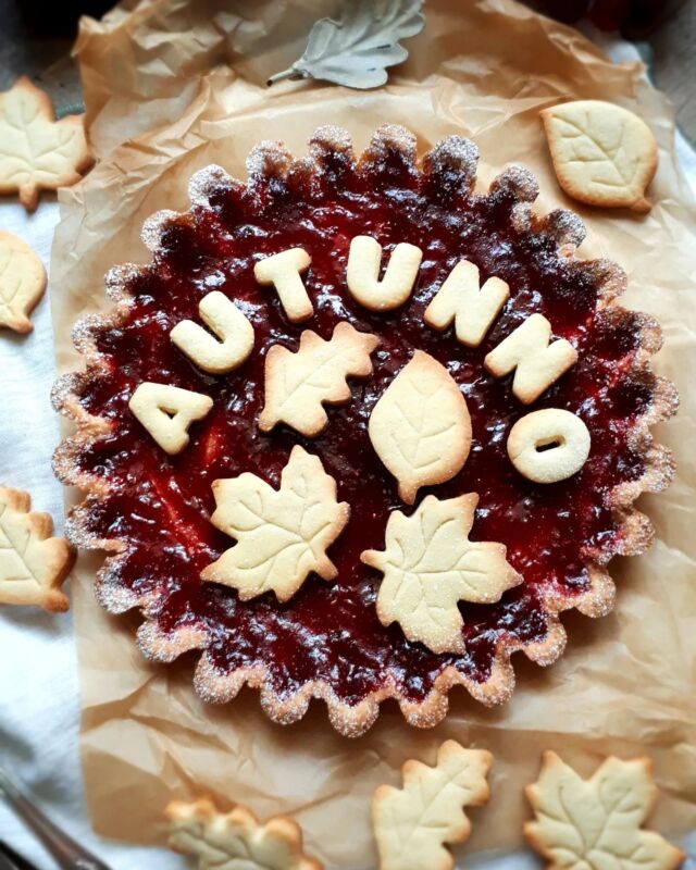 CROSTATA D'AUTUNNO, ovvero... via libera agli stampini a tema che non aspettavano altro! 🍁🍂🍃

Saluto voi e l'inizio di questa stagione super instagrammabile (anche se fa già un pochino troppo freddo per i miei gusti, ma almeno si può accendere il forno), con questa crostata con frolla alle mandorle. 

E come al solito, il divertimento è la decorazione! 

FROLLA ALLE MANDORLE 
(per uno stampo da 26 cm + la decorazione) 

160 gr. burro
un pizzico di sale 
120 gr. zucchero finissimo tipo Zefiro
45 gr. farina di mandorle spellate
1 uovo intero
350 gr. farina
la punta di un cucchiaino di lievito per dolci

Lavorare con una planetaria o a mano il burro con il sale e lo zucchero.

Successivamente aggiungere la farina di mandorle e la farina con il lievito, fino a completa sabbiatura del composto. Aggiungere per ultimo l'uovo ed impastare velocemente fino ad ottenere una palla. Coprire con la pellicola e far riposare in frigorifero per almeno 30 min.

Stendere su un piano infarinato a 3 mm e ricoprire lo stampo di una crostata. Bucherellare con una forchetta. Aggiungere la confettura preferita. 

Cuocere per circa 20/25 min fino a doratura in forno a 180°. Cuocere separatamente i biscottini. Decorare con i biscottini la crostata.

Buona giornata!
Cristina ❤️ 

Tortiera e stampini a forma di foglia sono di @foralco