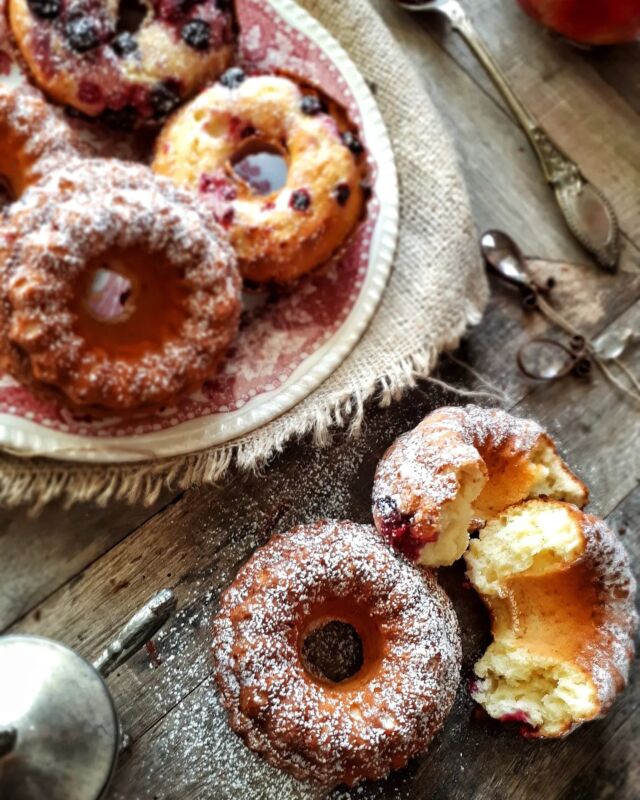 Diciamoci la verità... chi resiste alle ciambelline? 🥰🍩

*Ricetta qui sotto

Queste sono DOUBLE FACE mini BUNDT CAKE alla RICOTTA e con MELAGRANA e FRUTTI ROSSI

Perchè  "double face"?

Perchè mi sono piaciute talmente tanto che non sapevo se fotografarle da una parte, o capovolte.

La ricotta infatti, dona una consistenza morbida, ma sostenuta al tempo stesso, per cui i frutti di bosco aggiunti alla fine, rimangono in superficie: così possiamo scegliere se proporle come bundt cake, nella loro forma elegante, o come ciambelline con i frutti di bosco, golosissime.

L'impasto è super adatto anche per preparare dei muffins, da decorare a piacere in superficie con gocce di cioccolata, granella di frutta secca, zucchero in granella e.... frutti rossi! Assicuro che rimarranno in superficie! 

Ecco la ricetta, augurandomi vi piaccia!

BUNDT CAKE ALLA RICOTTA E FRUTTI DI BOSCO 

200  di farina di buona qualità
230 gr di ricotta 
2 uova bio
160 gr di zucchero di canna
50 gr di burro fuso e raffreddato
2 cucchiai di latte 
1 cucchiaino di estratto di vaniglia
buccia grattugiata di limone 
10 gr di lievito per dolci
frutti di bosco surgelati a piacere

Montare le uova con lo zucchero con le fruste elettriche per almeno 5 minuti. Aggiungere il burro fuso, la ricotta, i due cucchiai di latte e gli aromi, e lavorare bene, sempre con le fruste, fino ad ottenere un composto omogeneo. Aggiungere la farina setacciata con il lievito ed amalgamare bene.

Trasferire nello stampo imburrato ed infarinato (per me staccante spray), aggiungere una manciata di frutti di bosco surgelati ed informare a 180° in forno ventilato per circa 25 min. (fare la prova stecchino).

Un abbraccio.
Cristina ❤